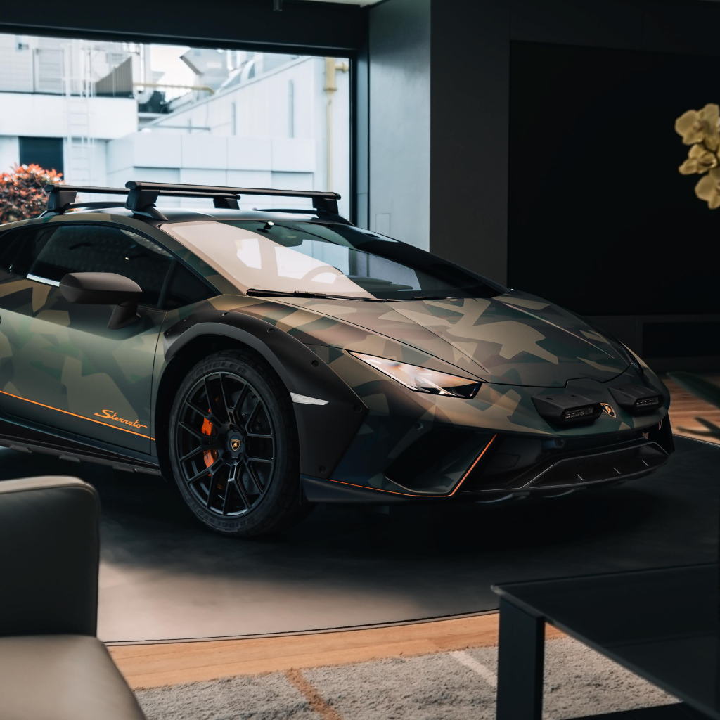 Автомобиль Lamborghini Huracán Sterrato All-Terrain Ad Personam 2024 года у ворот в здании