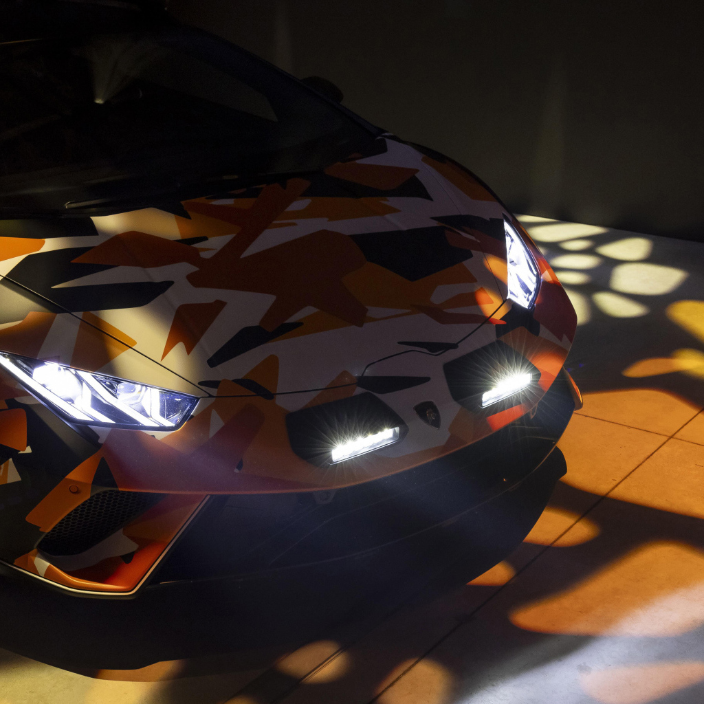 Автомобиль Lamborghini Huracán Sterrato All-Terrain Ad Personam 2024 года с включенными фарами