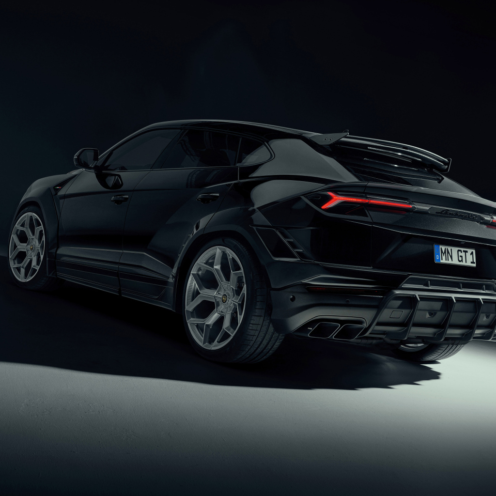 Черный автомобиль Lamborghini Urus  вид сзади