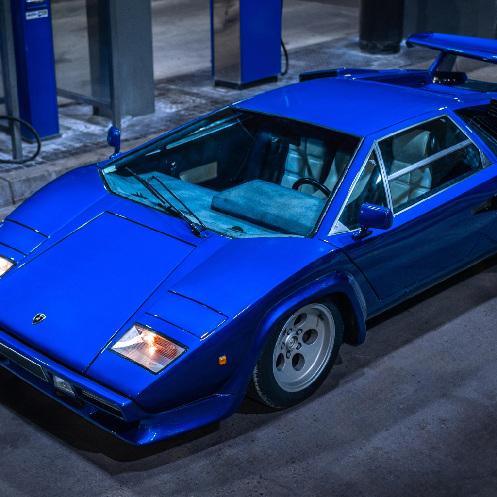 Синий автомобиль  Lamborghini Countach LP400 вид сверху