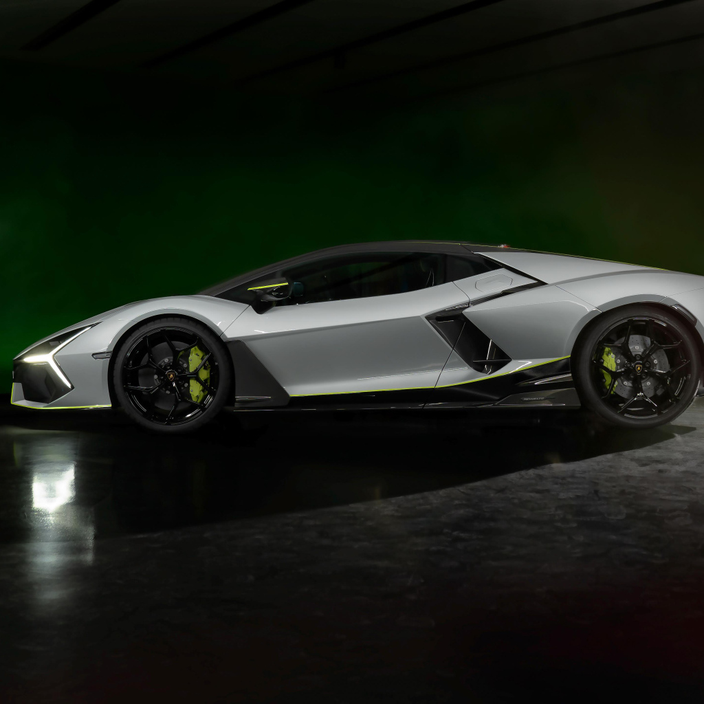 Быстрый автомобиль Lamborghini Revuelto At Lamborghini Arena 2024 года вид сбоку