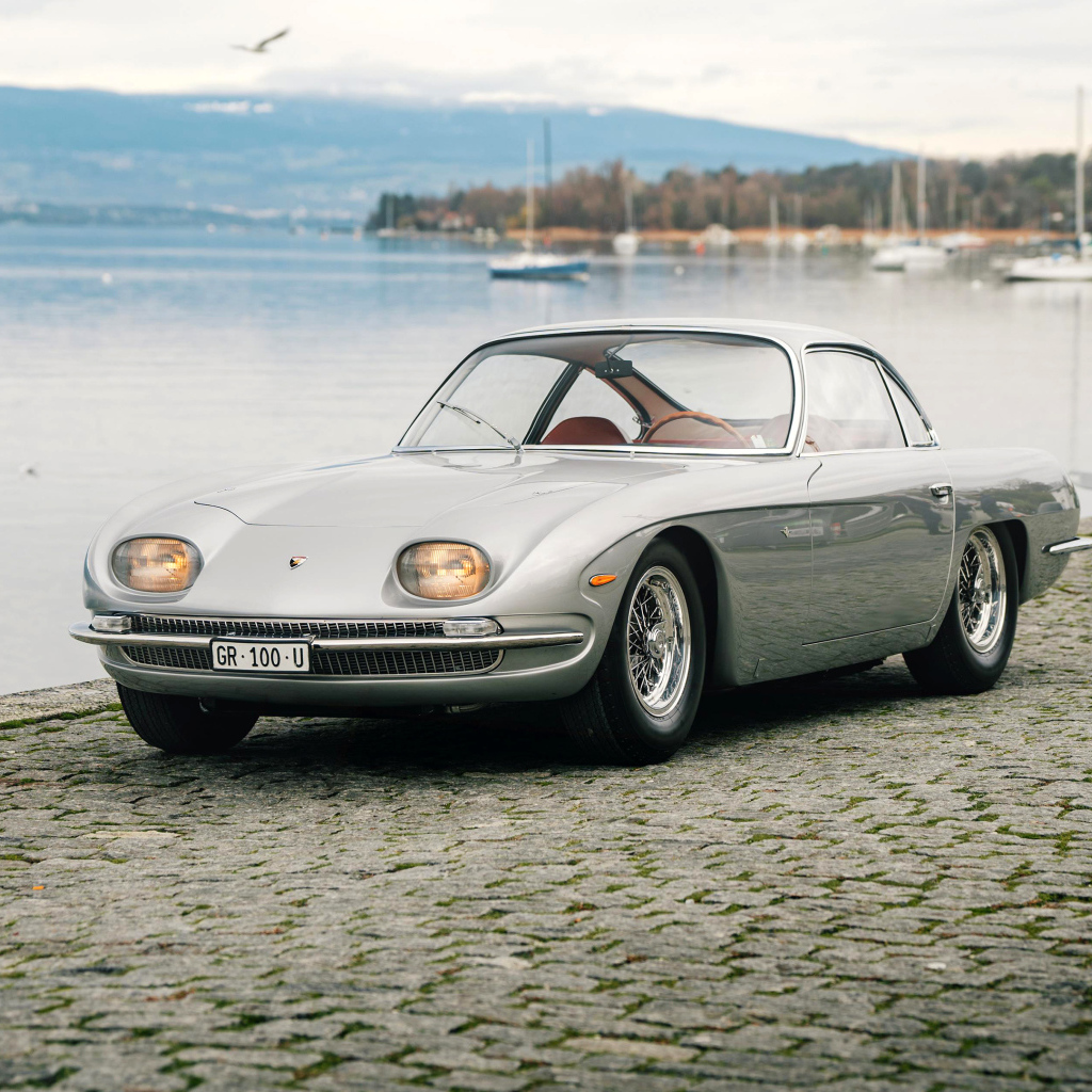 Вид спереди на автомобиль Lamborghini 350 GT у воды