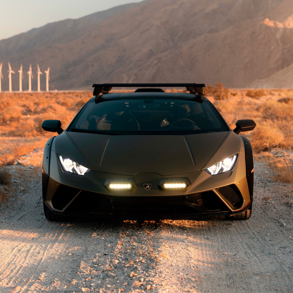 Вид спереди на автомобиль Lamborghini Huracán Sterrato 2024 года