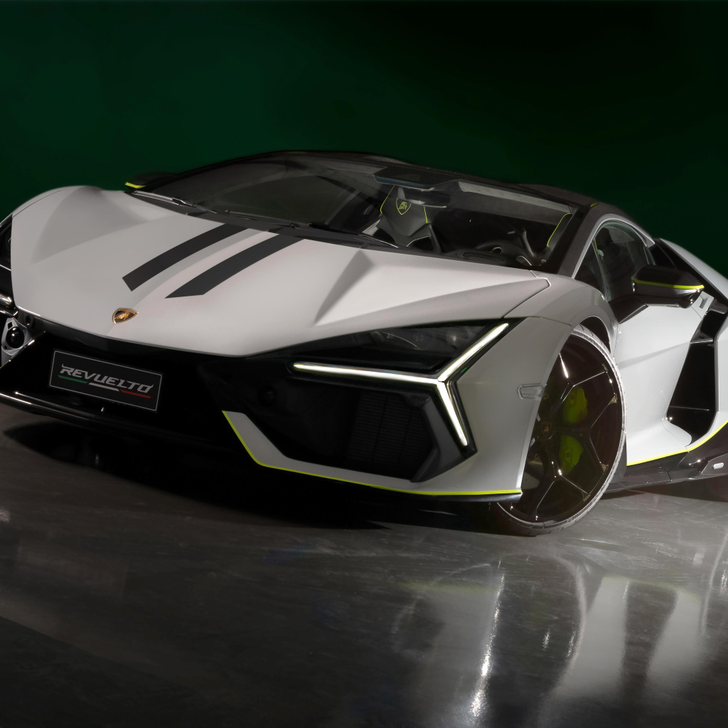 Вид спереди на автомобиль  Lamborghini Revuelto At Lamborghini Arena 2024 года