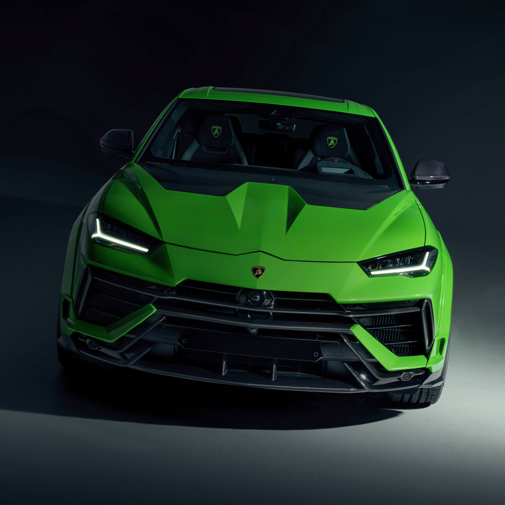 Зеленый автомобиль Lamborghini Urus на черном фоне