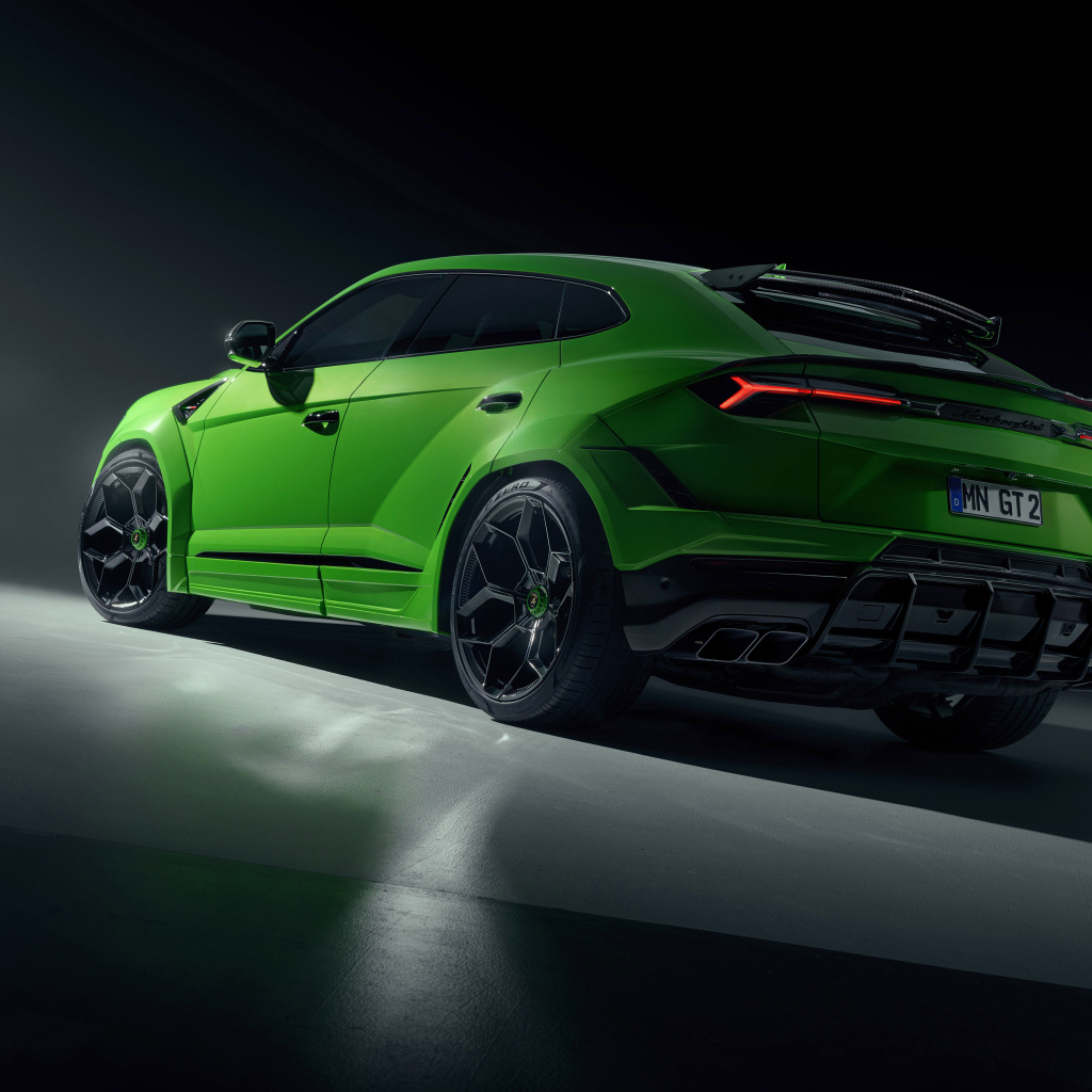 Зеленый автомобиль Lamborghini Urus  вид сзади