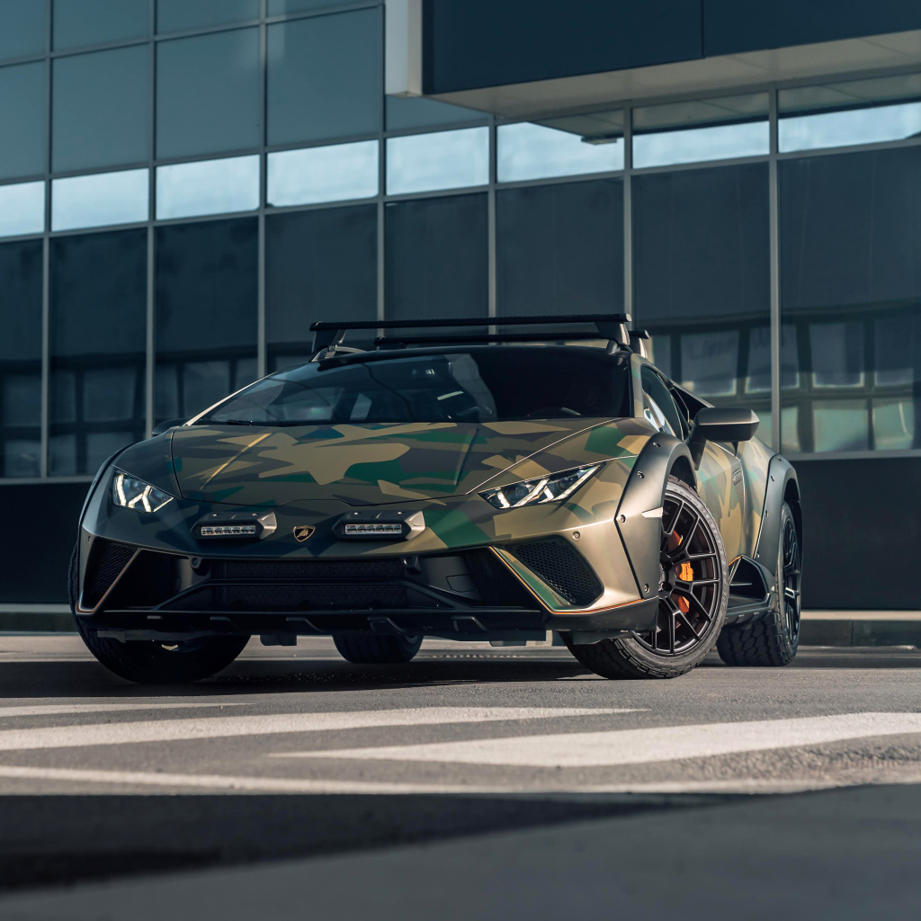 Автомобиль  Lamborghini Huracán Sterrato All-Terrain Ad Personam у здания