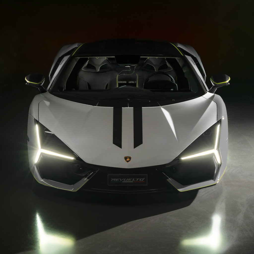 Автомобиль  Lamborghini Revuelto Ad Personam 2024 года вид спереди