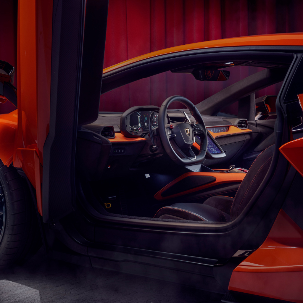 Открытая дверь в автомобиле Lamborghini Revuelto