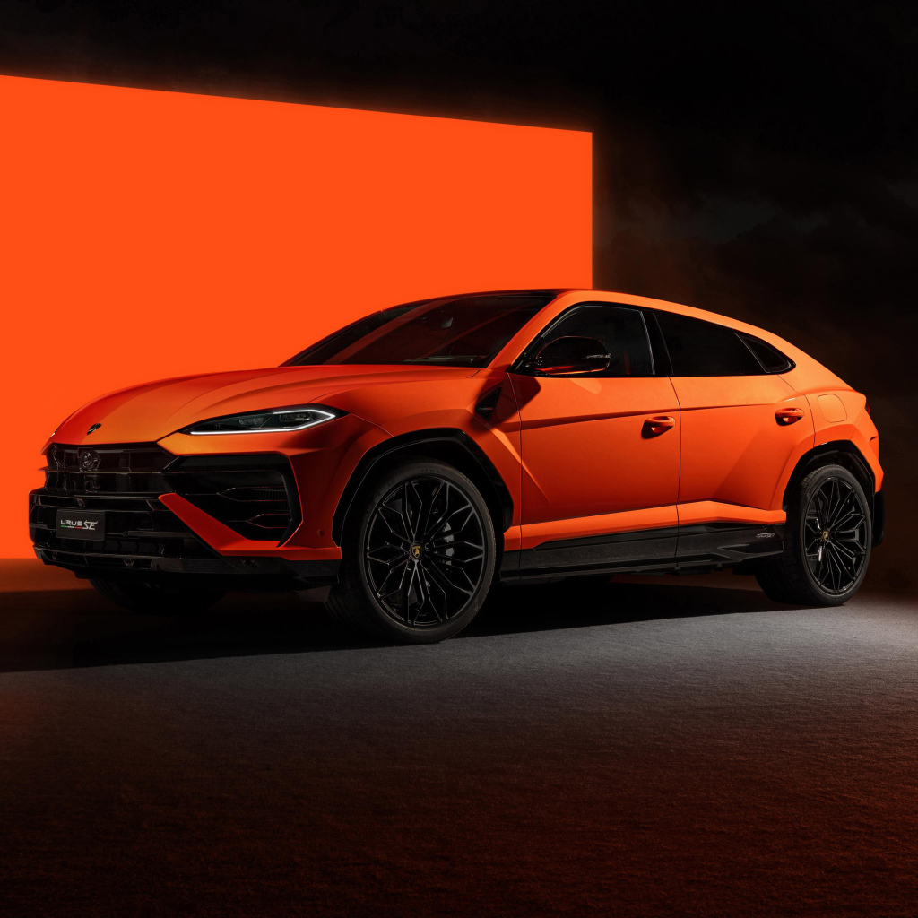 Оранжевый автомобиль Lamborghini Urus SE Plug-In Hybrid Super SUV