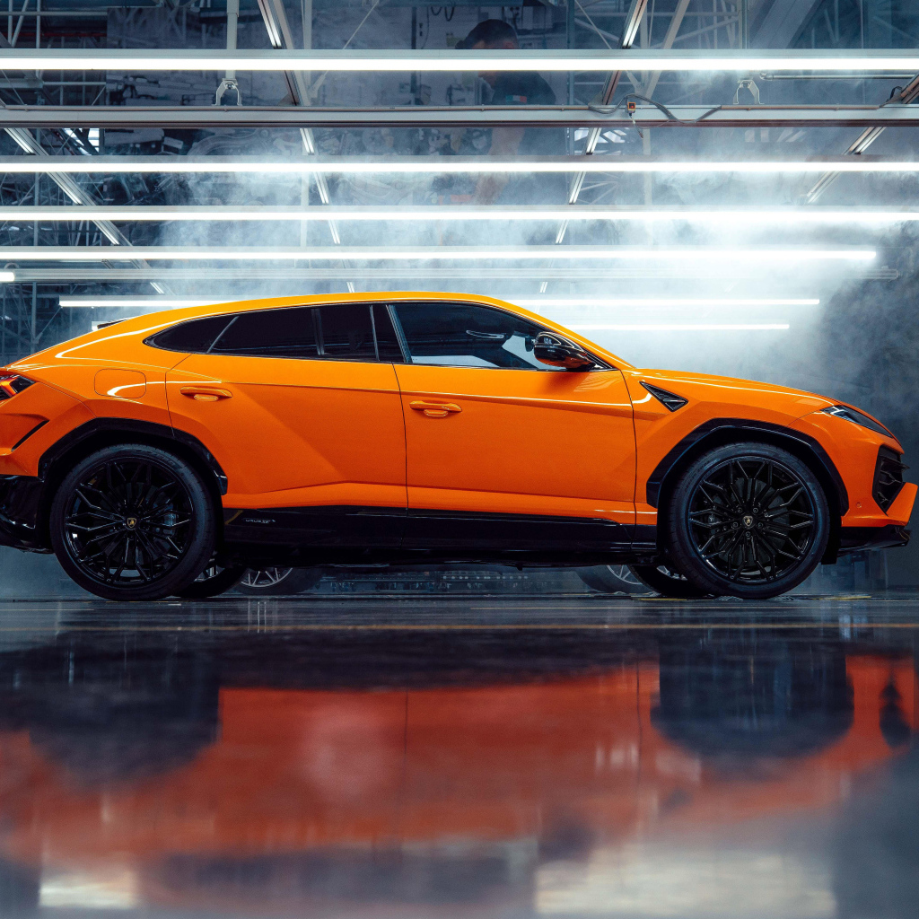 Оранжевый автомобиль Lamborghini Urus SE Plug-In Hybrid Super SUV вид сбоку