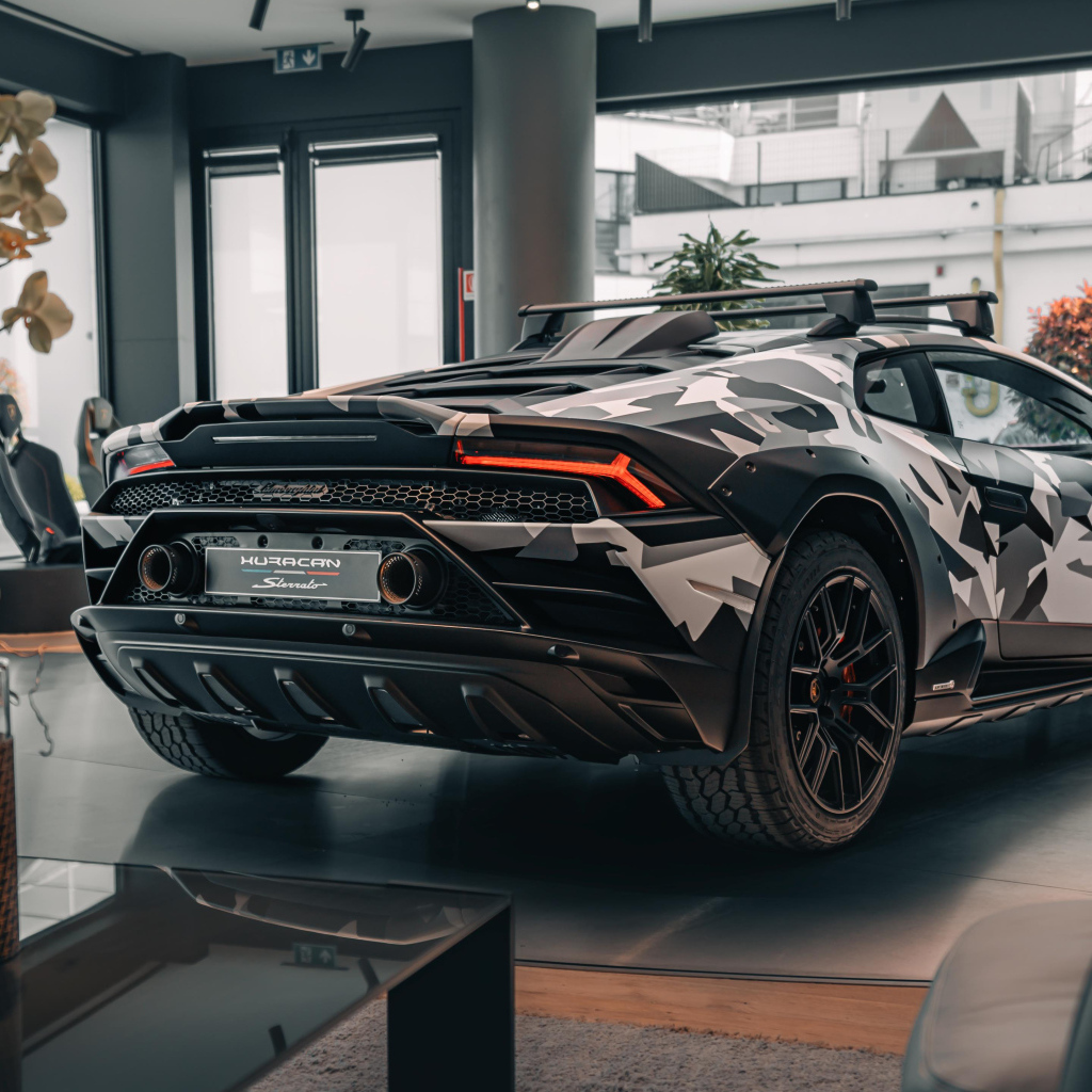 Вид сзади на автомобиль Lamborghini Huracán Sterrato All-Terrain Ad Personam 2024  года в здании