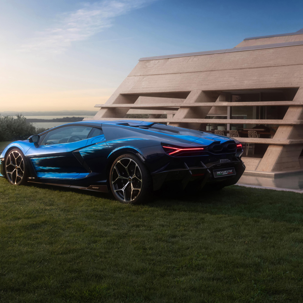 Вид сзади на автомобиль Lamborghini Revuelto Opera Unica 2024 года