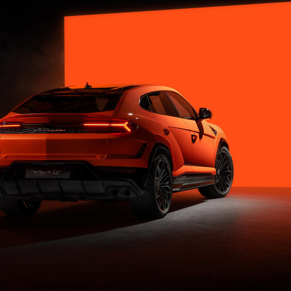 Вид сзади на внедорожник Lamborghini Urus SE Plug-In Hybrid