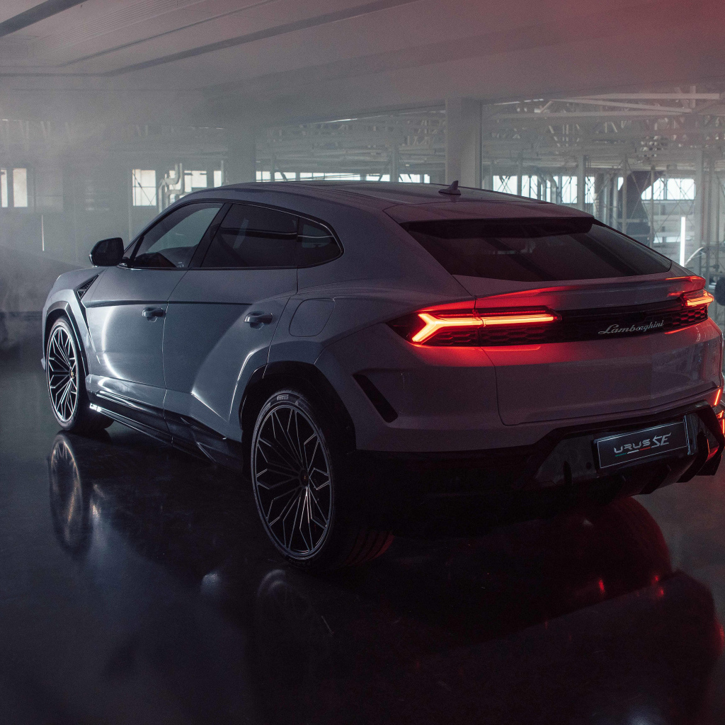 Вид сзади на автомобиль Lamborghini Urus SE Plug-In Hybrid Super SUV