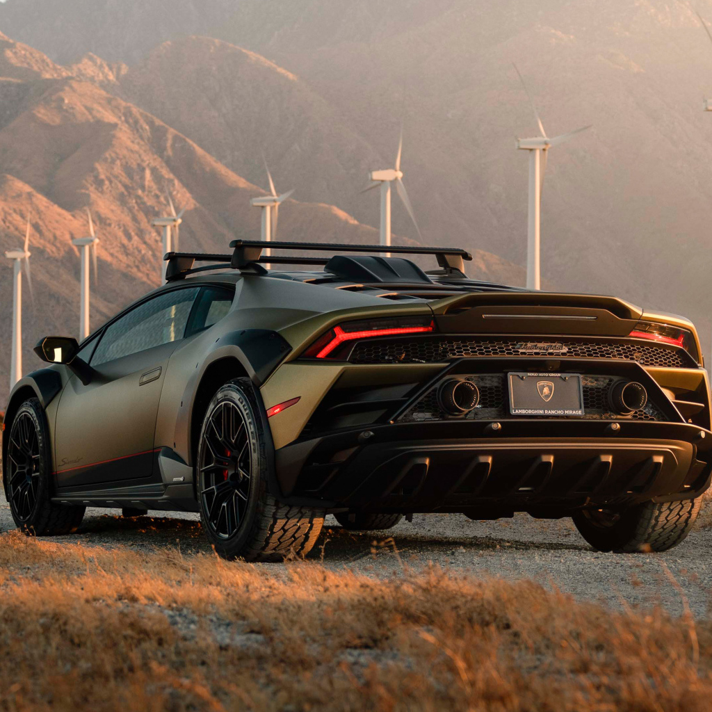 Вид сзади на новый автомобиль Lamborghini Huracán Sterrato 2024 года