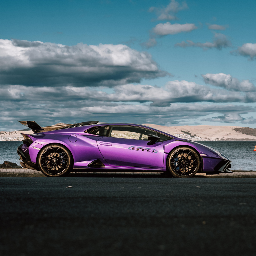 Вид сбоку на автомобиль Lamborghini Huracan STO на фоне неба