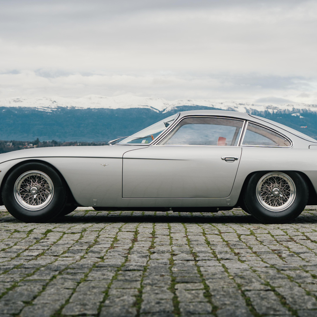 Вид сбоку на автомобиль Lamborghini 350 GT