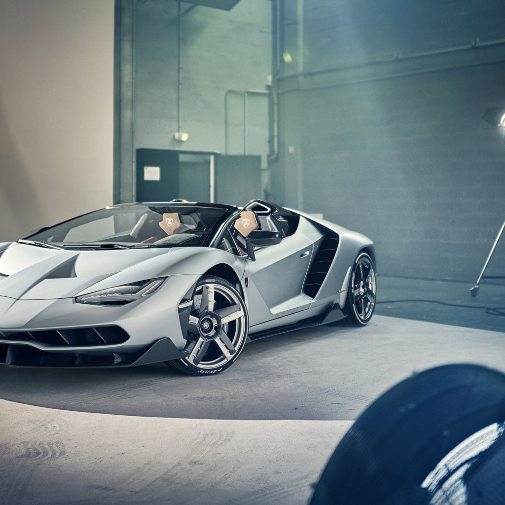 Серебристый автомобиль Lamborghini Centenario Roadster в комнате