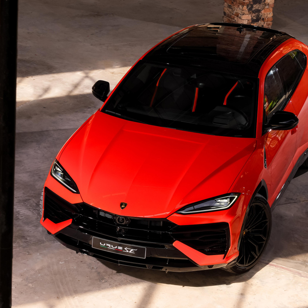 Вид сверху на красный внедорожник Lamborghini Urus SE 2024 года