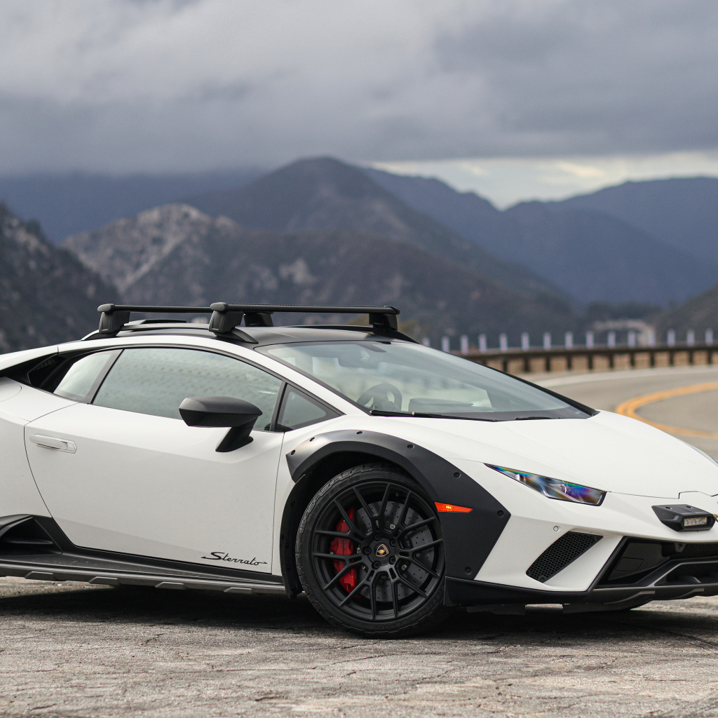 Белый автомобиль Lamborghini Huracán Sterrato  2024 года