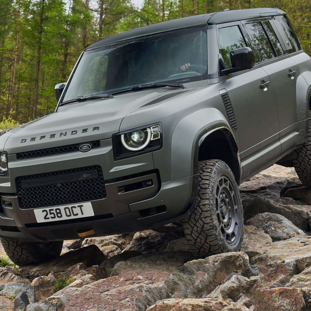 Внедорожник Land Rover Defender OCTA 2024 года на камнях