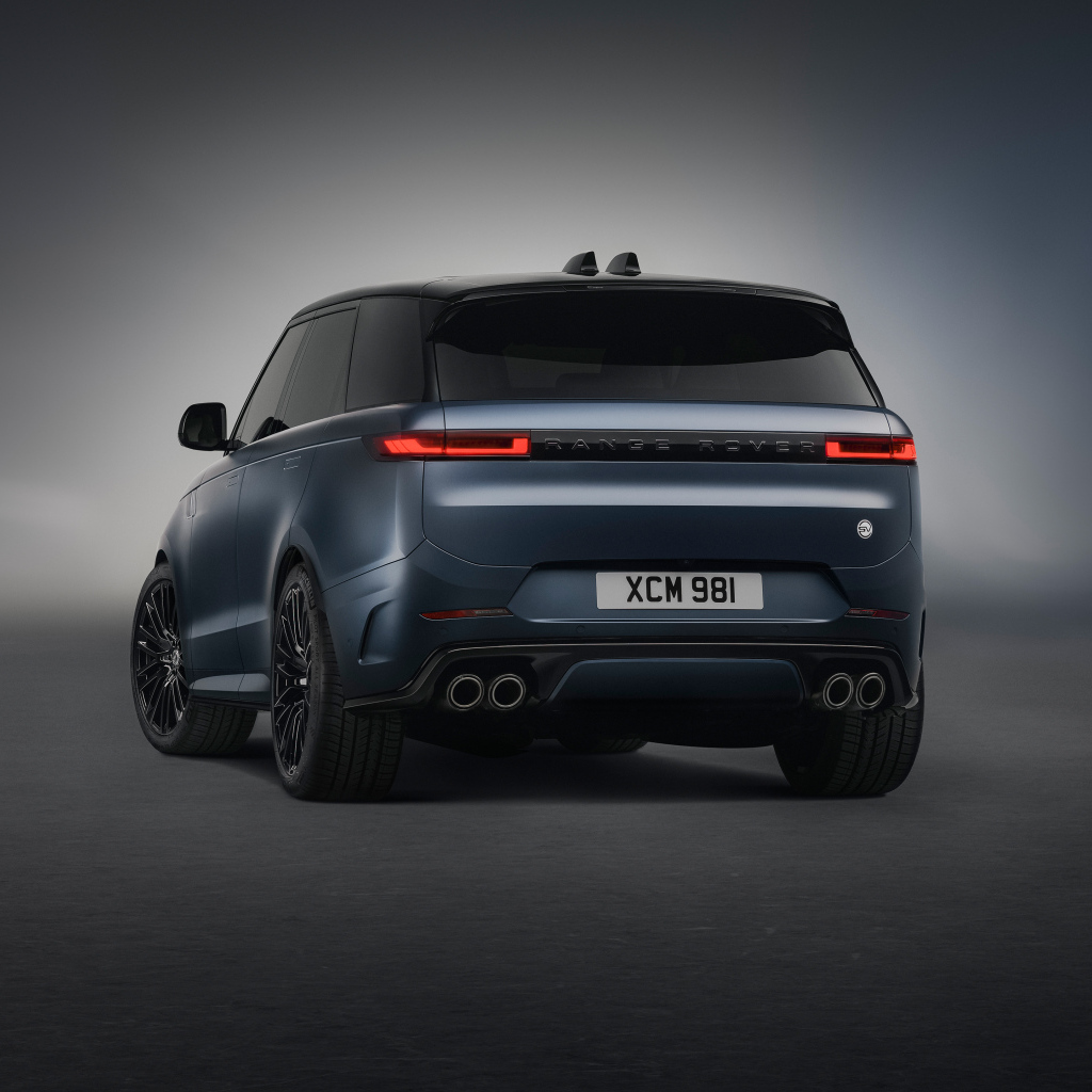 Вид сзади на автомобиль Range Rover Sport SV Edition Two 2024 года