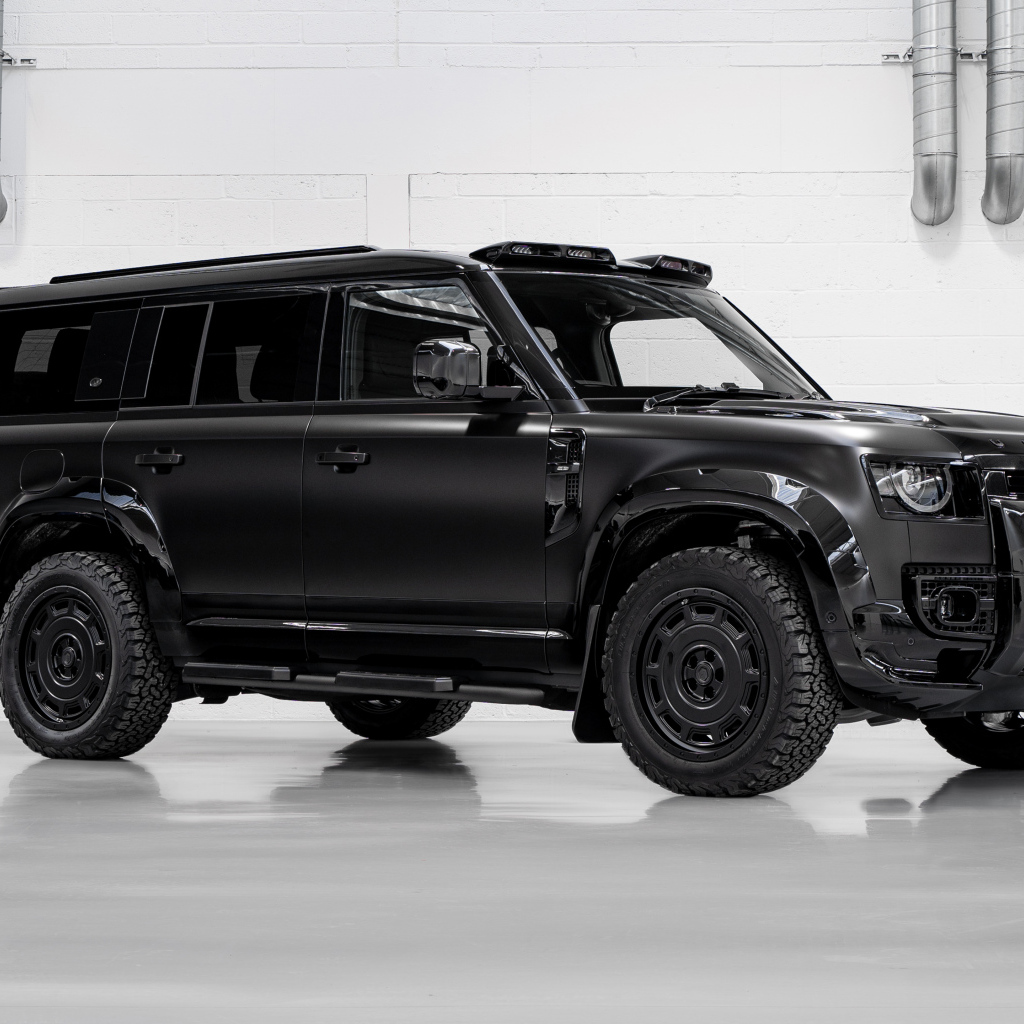 Большой черный автомобиль Land Rover Defender Widetrack 2024 года