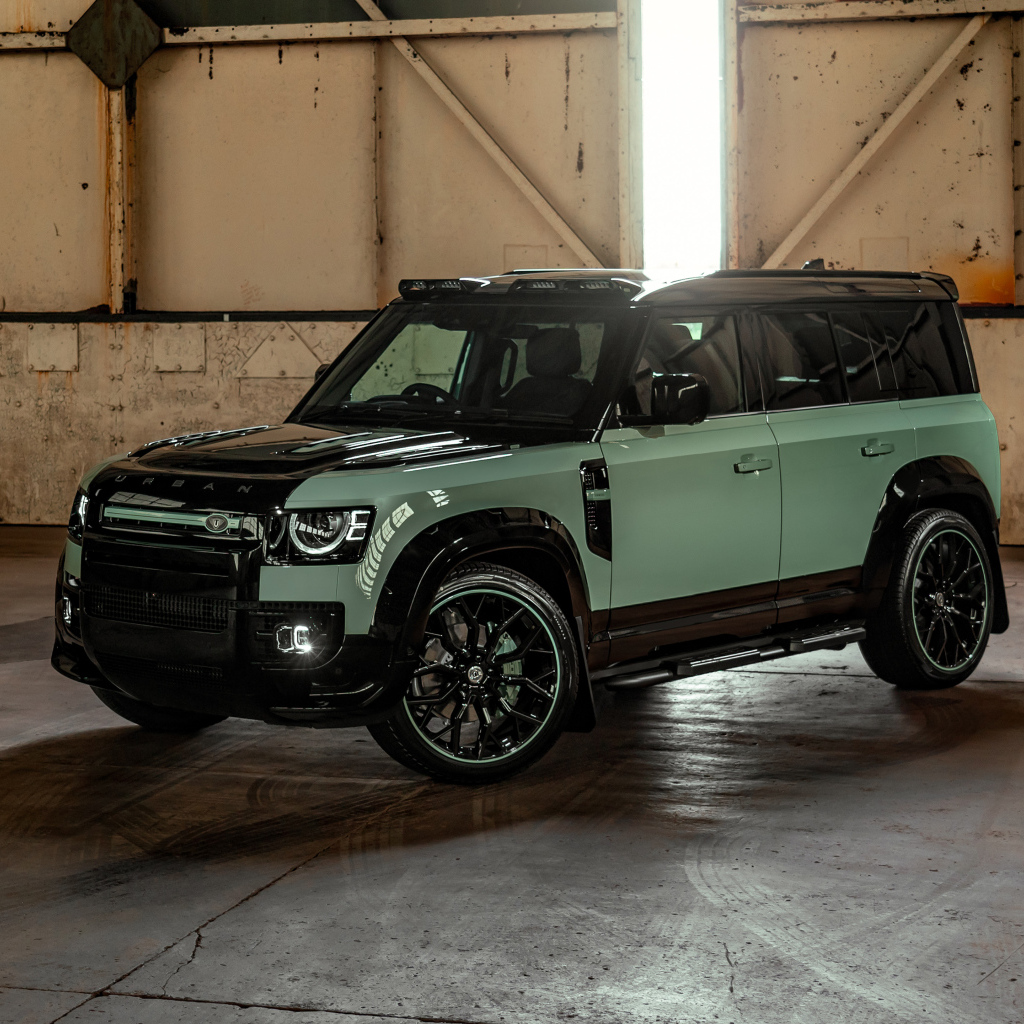 Вид спереди на автомобиль Land Rover Defender Widetrack 2024 года
