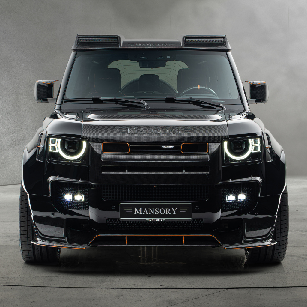 Вид спереди на черный автомобиль Mansory Land Rover Defender 110 Black Edition 2024 года