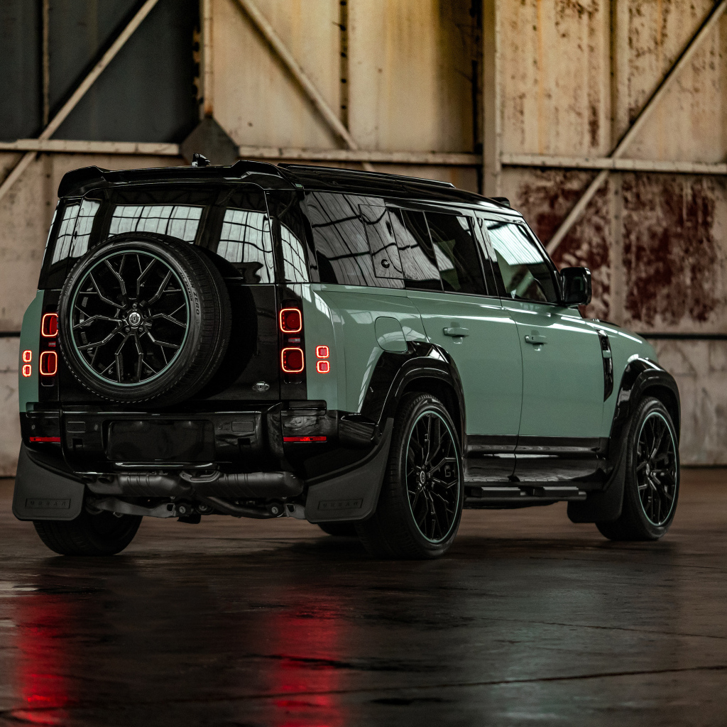 Вид сзади на джип Land Rover Defender 2024 года