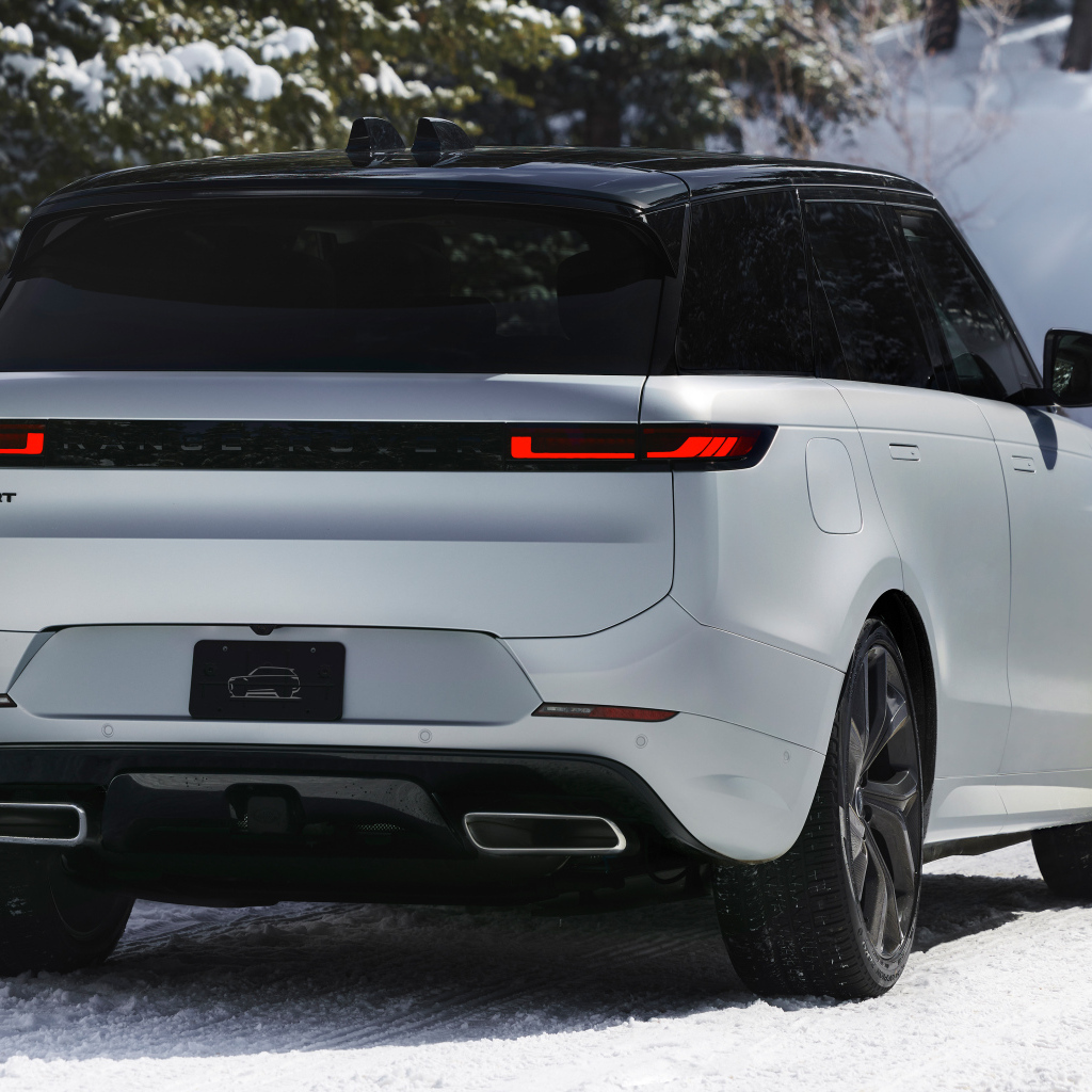 Вид сзади на внедорожник Range Rover Sport Park City Edition 2024 года на снегу