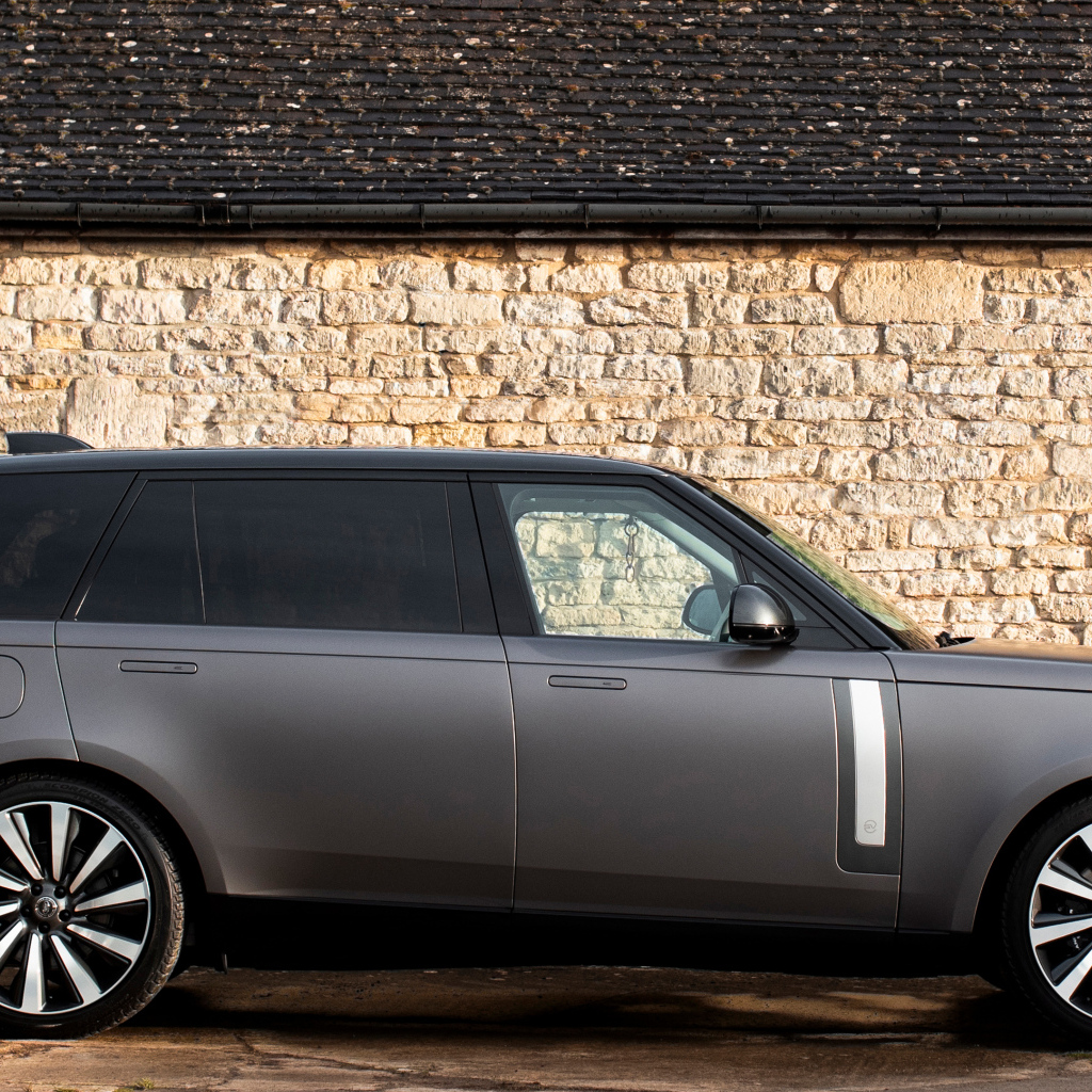 Вид сбоку на автомобиль Range Rover SV Burford Edition 2024 года