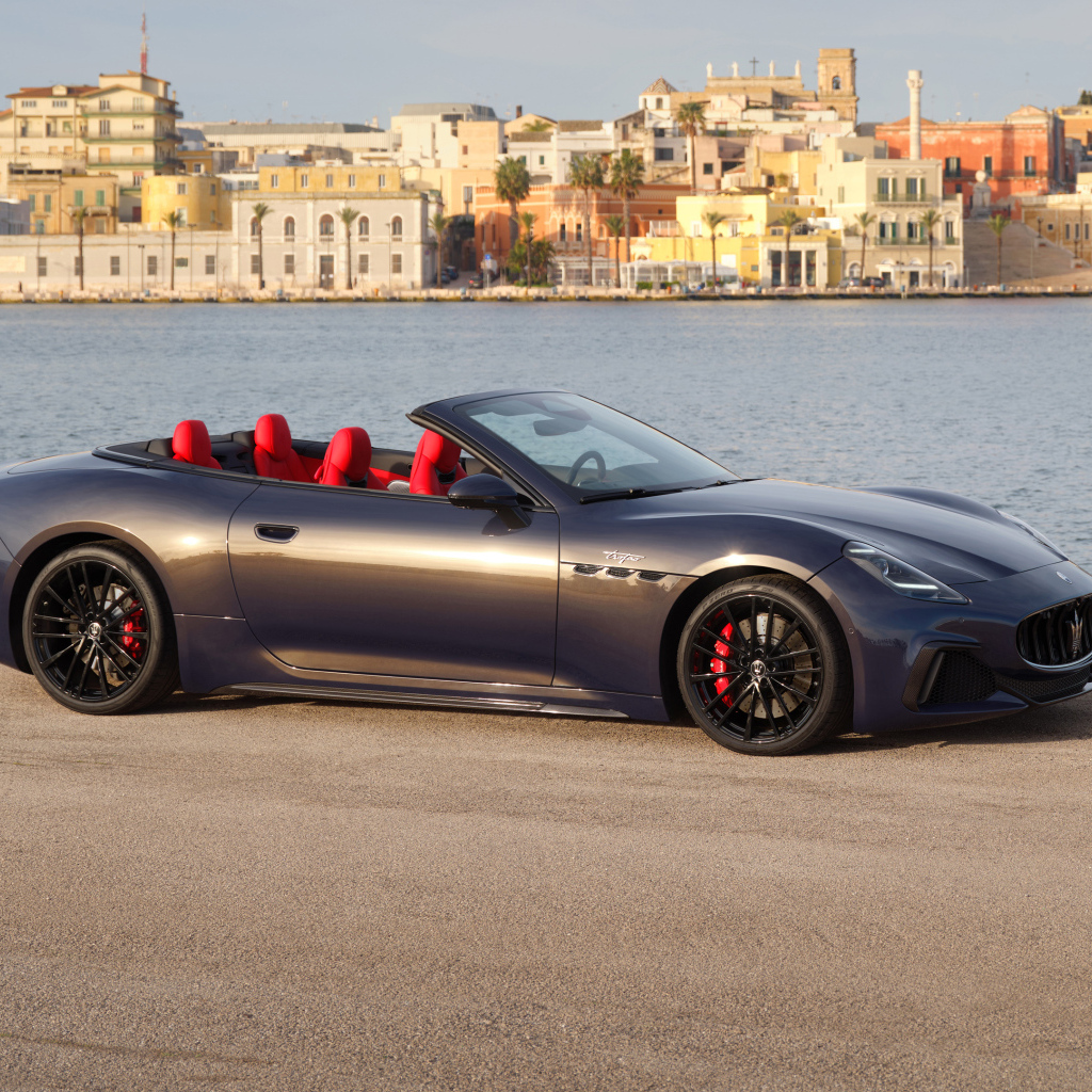 Кабриолет Maserati GranCabrio Trofeo 2024 года у воды