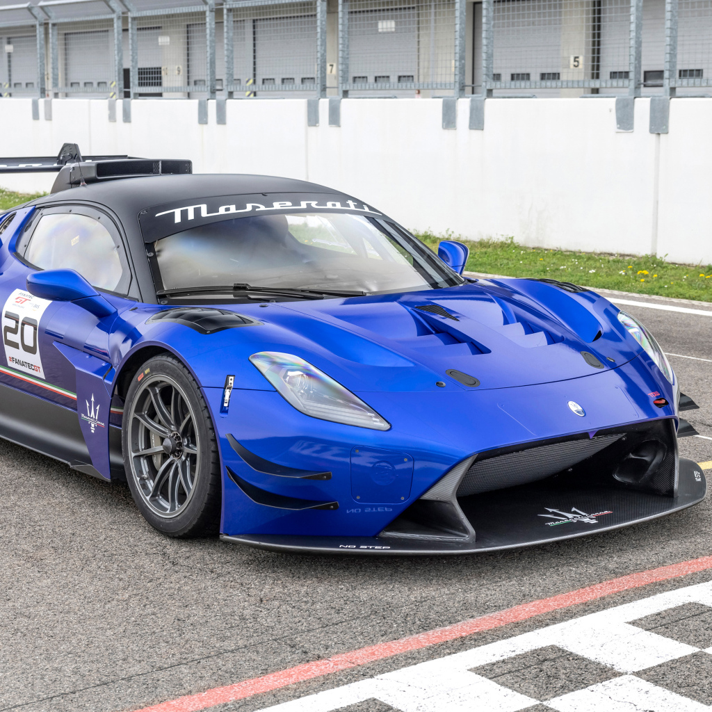 Синий автомобиль Maserati GT2  на трассе