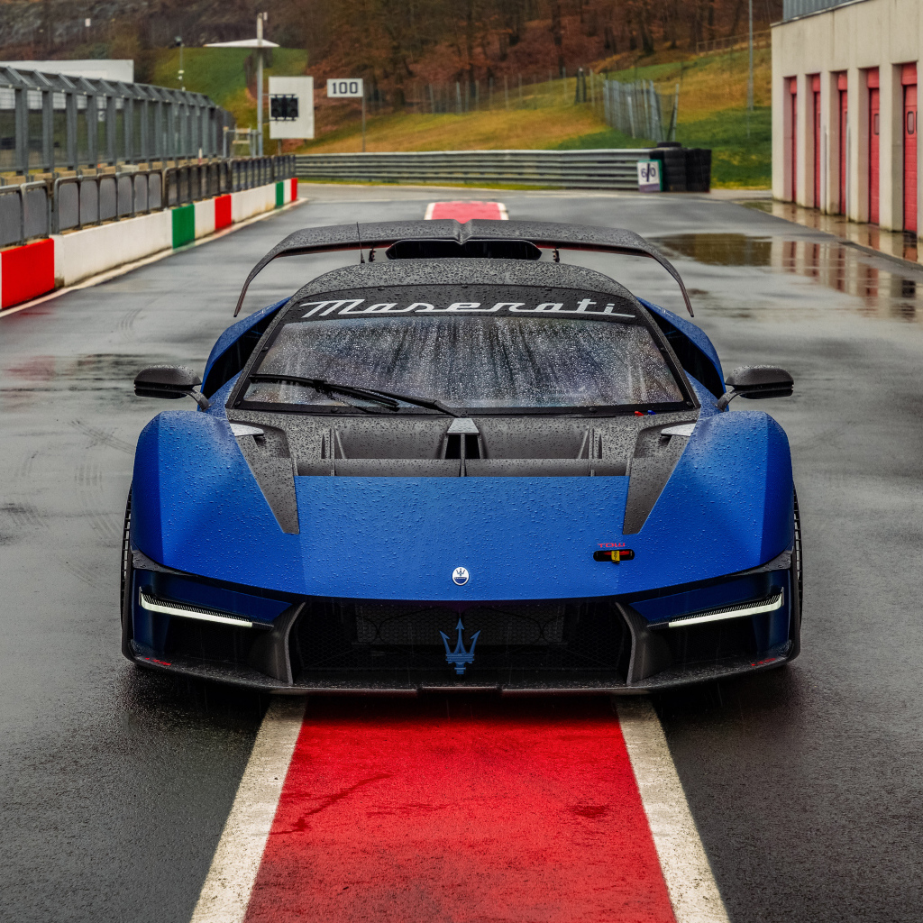 Синий автомобиль Maserati MCXtrema