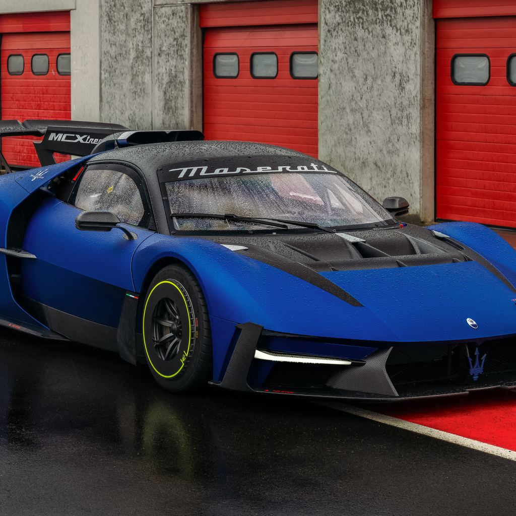 Синий быстрый автомобиль Maserati MCXtrema