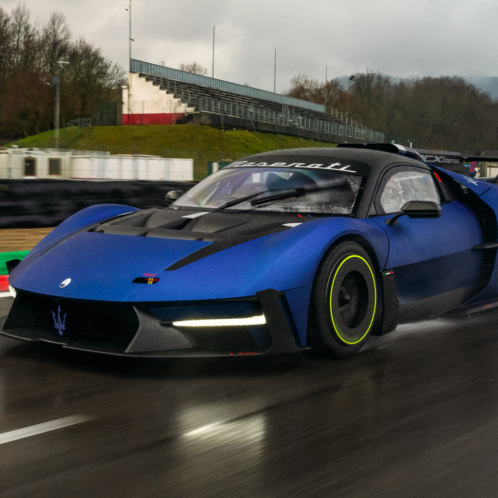 Синий спортивный автомобиль Maserati MCXtrema