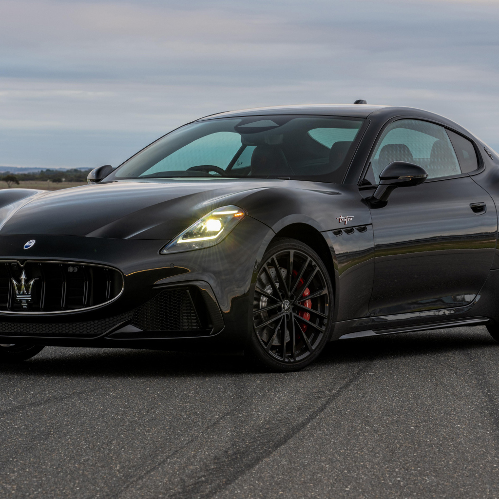 Дорогой черный Maserati GranTurismo Trofeo 2024 года