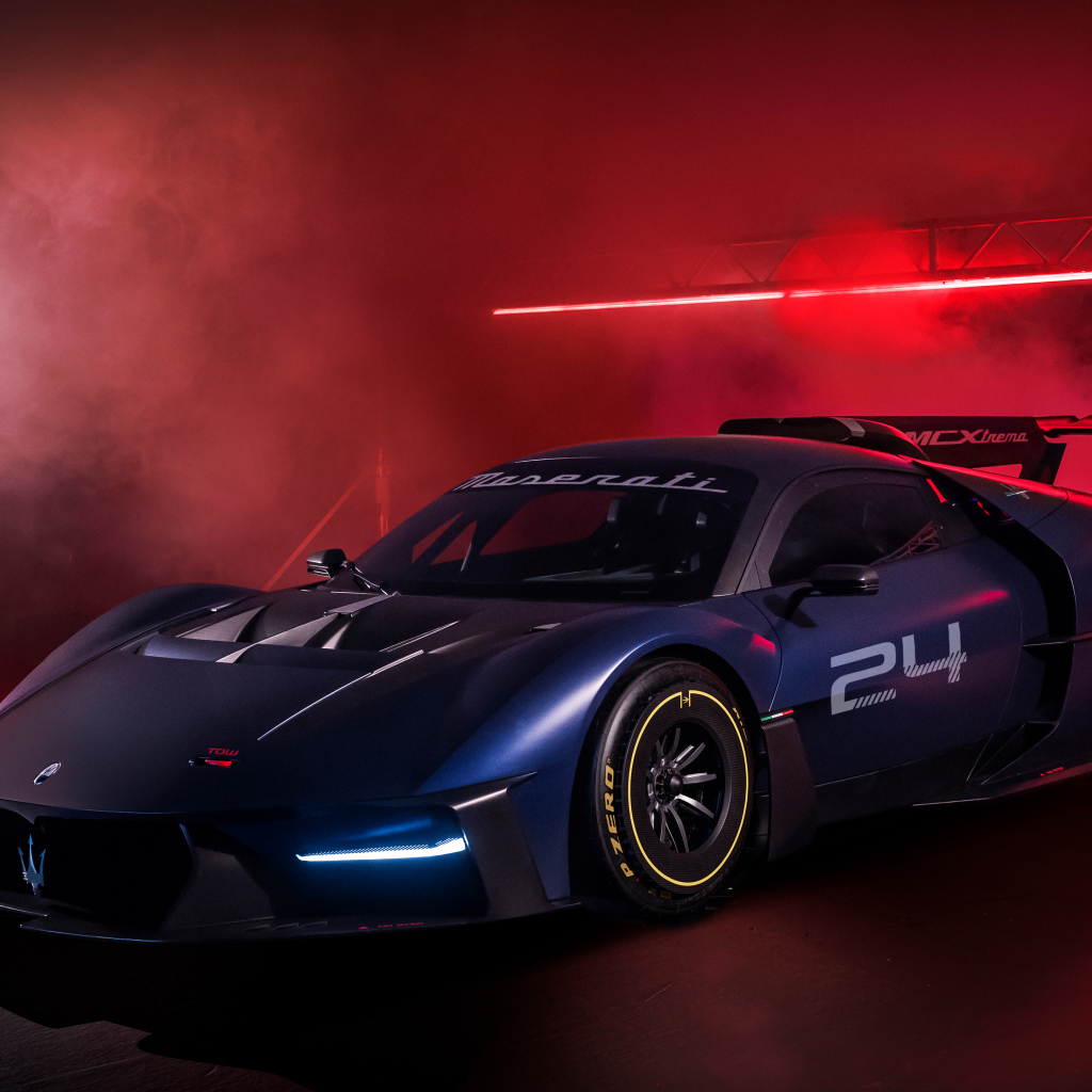 Дорогой спортивный автомобиль Maserati MCXtrema