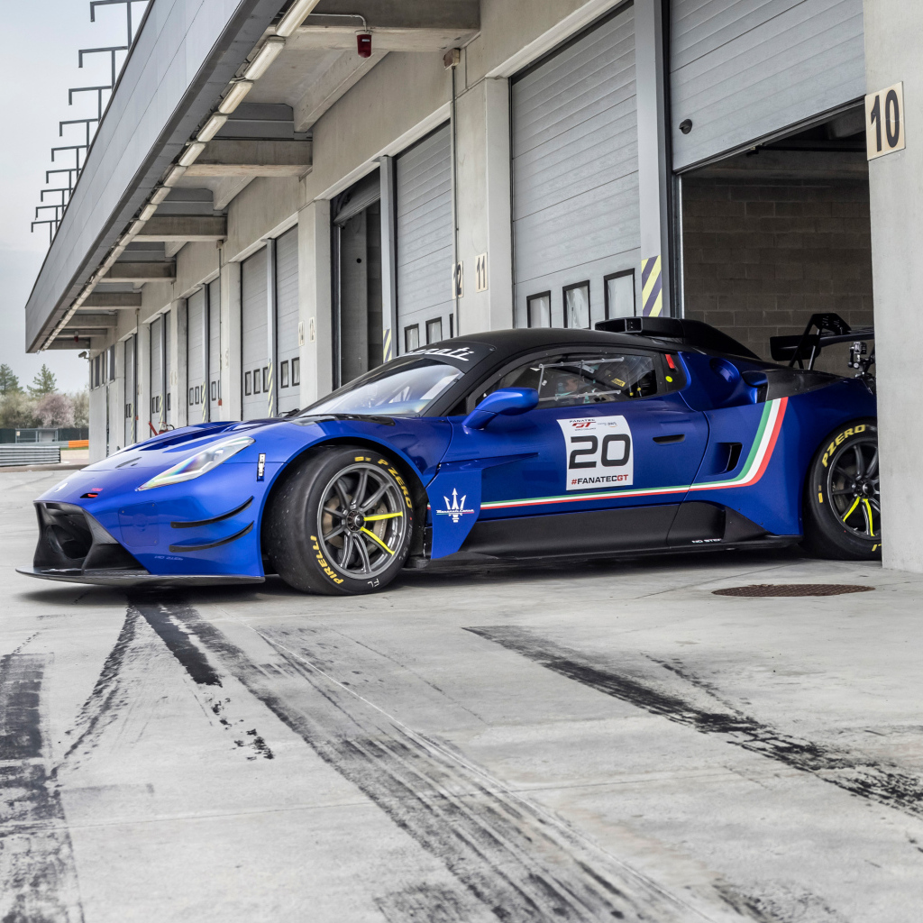 Автомобиль Maserati GT2 в гараже