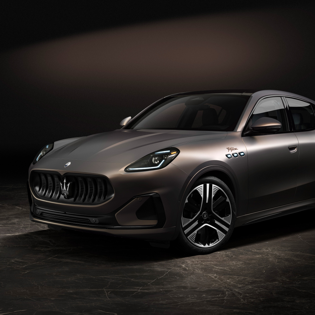 Автомобиль Maserati Grecale Folgore на сером фоне