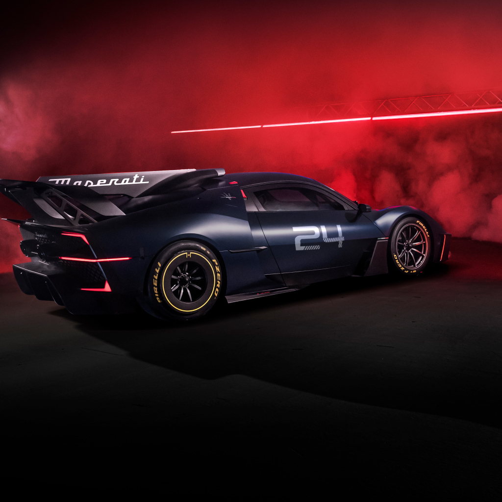 Вид сзади на спортивный автомобиль Maserati MCXtrema