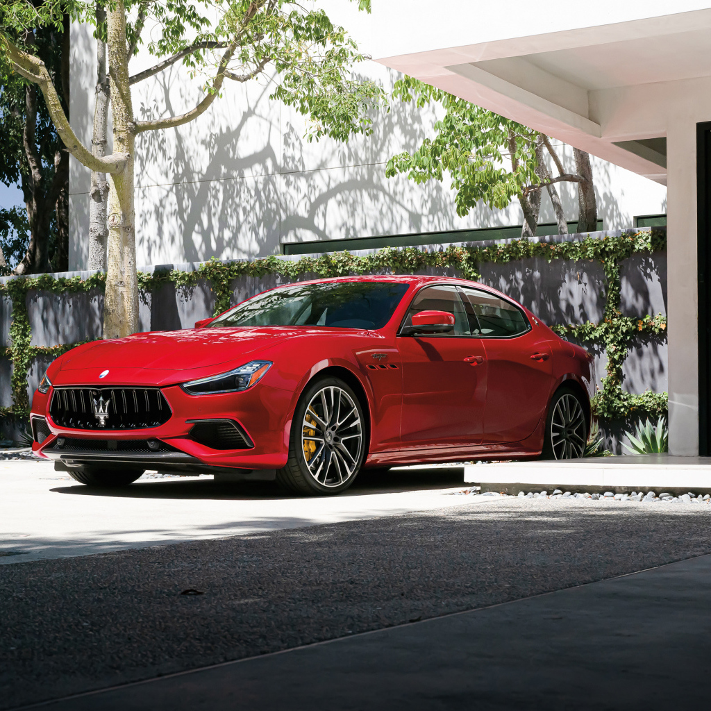 Красный автомобиль Maserati Ghibli Trofeo у дома