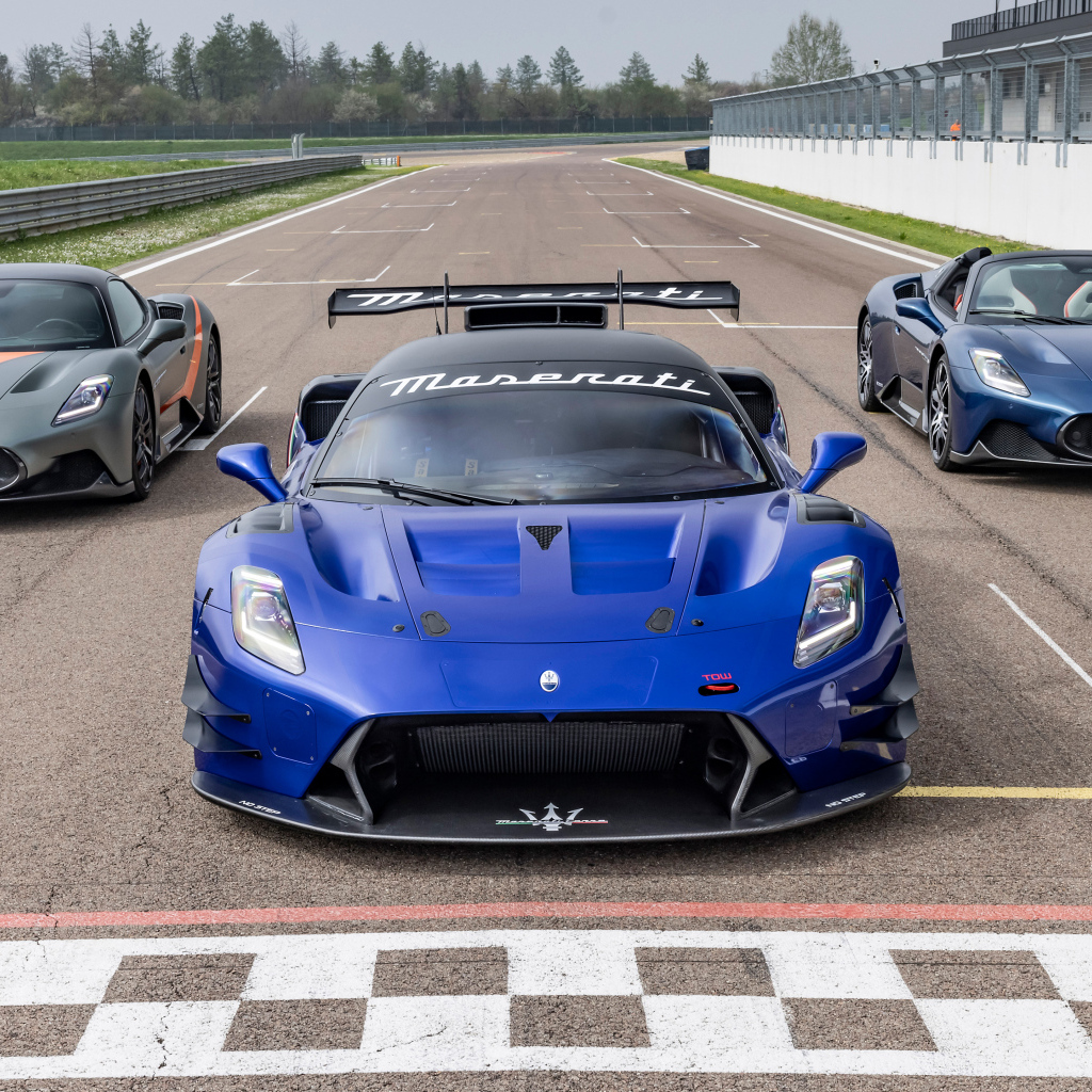 Спортивные автомобили Maserati MC20 на старте