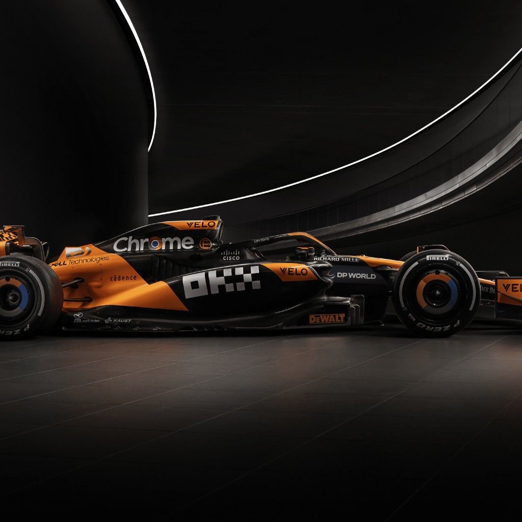 Гоночный автомобиль McLaren MCL38 2024  года вид сбоку