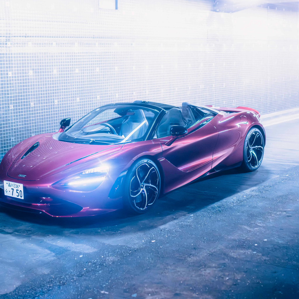 Красивый быстрый автомобиль McLaren 750S Spider