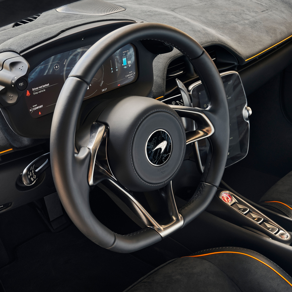 Черный кожаный салон автомобиля McLaren Artura