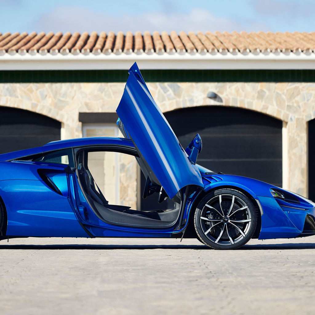 Синий автомобиль McLaren Artura с открытыми дверями