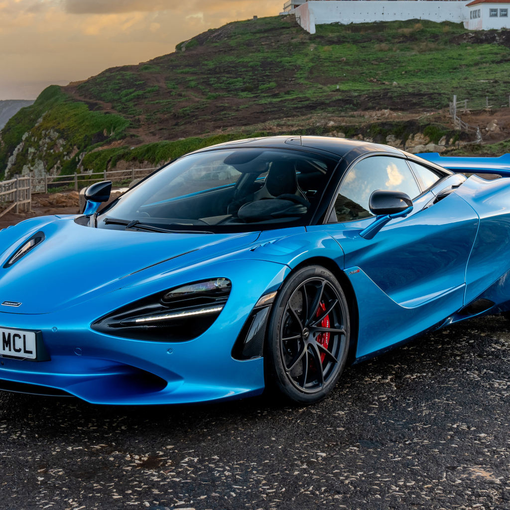 Синий быстрый автомобиль McLaren 750S Coupe
